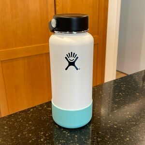 Hydroflask 32oz insulated bottle with silicone boot